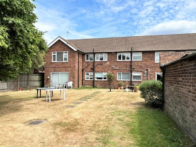 Apartment for rent in Byfleet, Woking