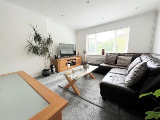 Apartment for rent in Byfleet, Woking