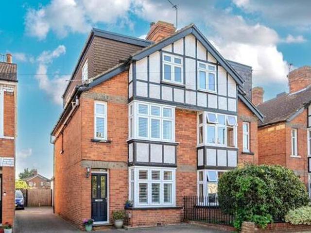 House for sale in Chertsey, Runnymede