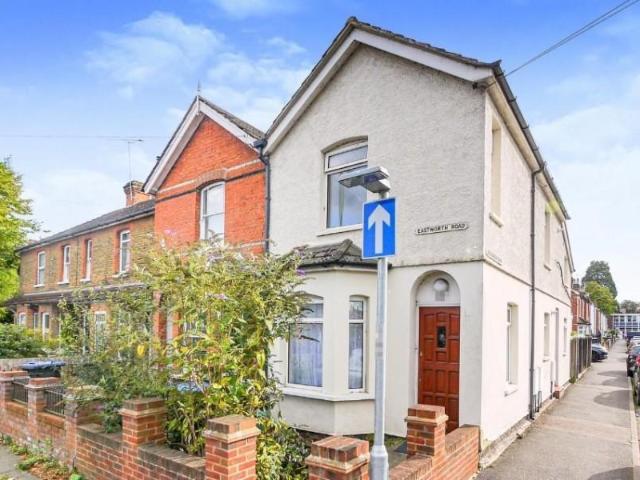 Apartment for rent in Row Town, Surrey