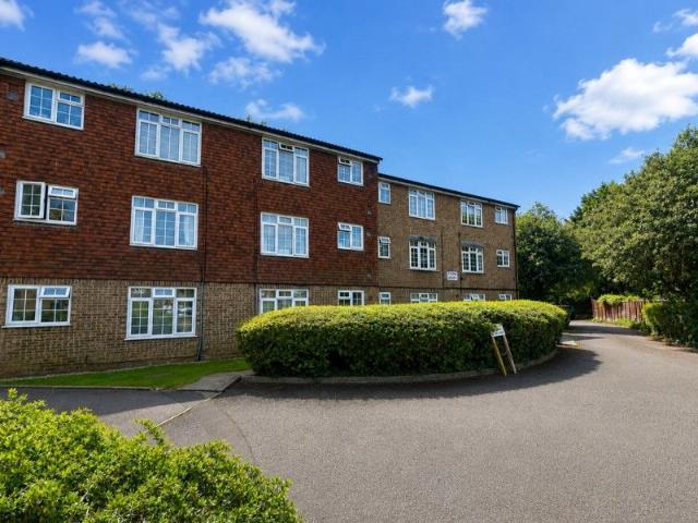 Apartment for rent in Row Town, Surrey