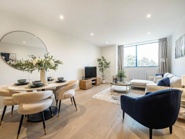 Apartment for rent in Row Town, Surrey