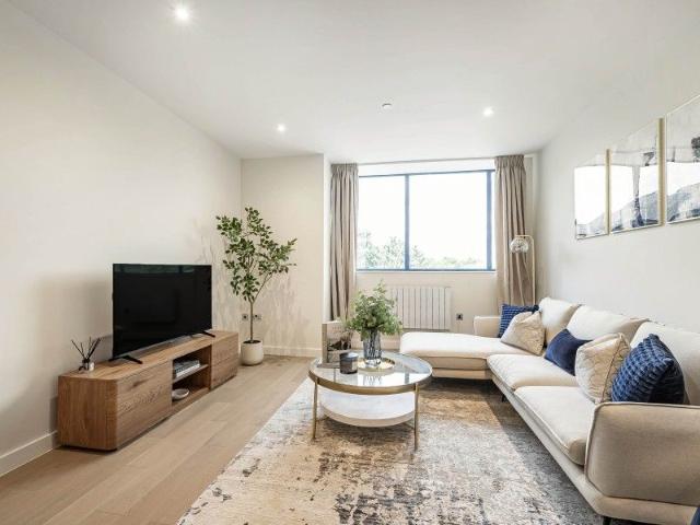 Apartment for rent in Row Town, Surrey