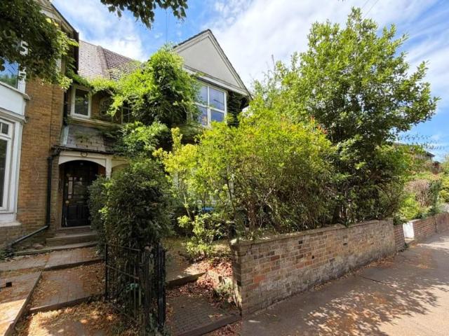 House for rent in Row Town, Surrey