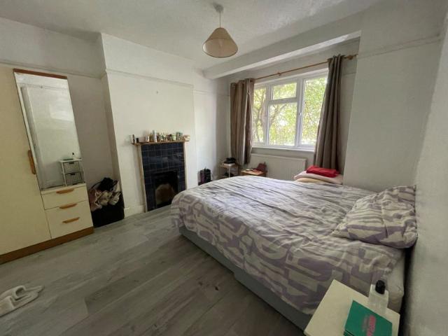 Apartment for rent in London Borough of Merton, Collier's Wood