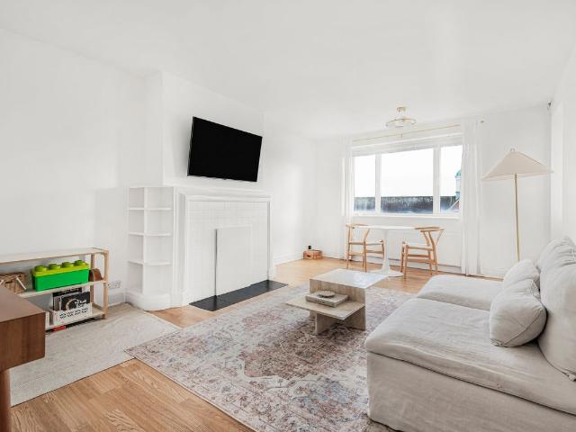 Apartment for rent in Northwood, Greater London