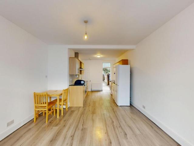 Apartment for rent in Enfield Lock, Greater London