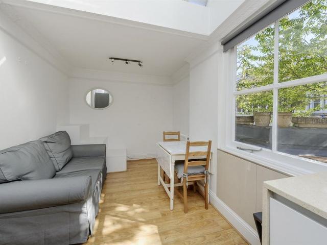 Apartment for rent in North Kensington, Greater London