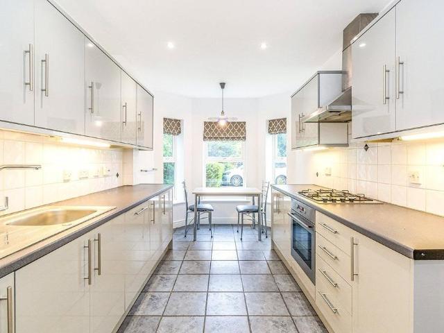 Apartment for rent in Oakhill, Greater London