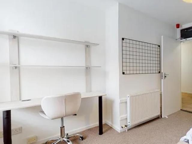 House for rent in Calderstones
