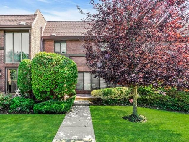Condo for sale in Roslyn