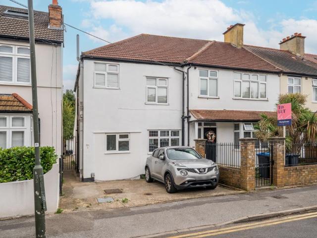 Apartment for rent in The Apostles, Greater London