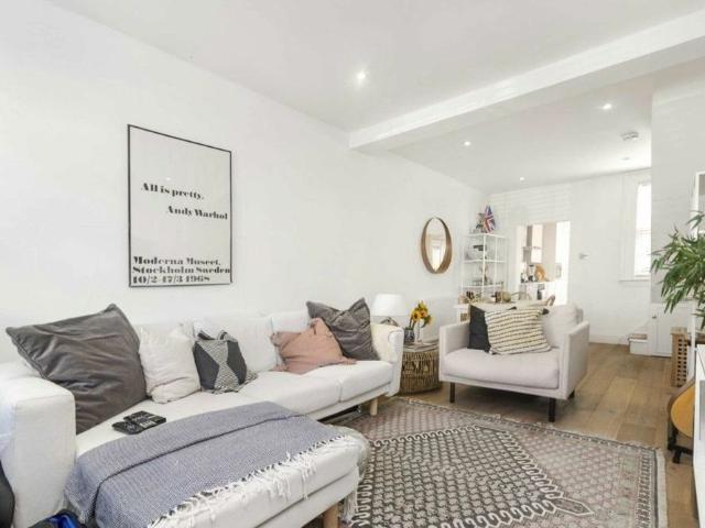 House for rent in Strawberry Hill, Cat Hill