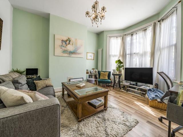 Apartment for rent in Tattenham Corner, Red Hill