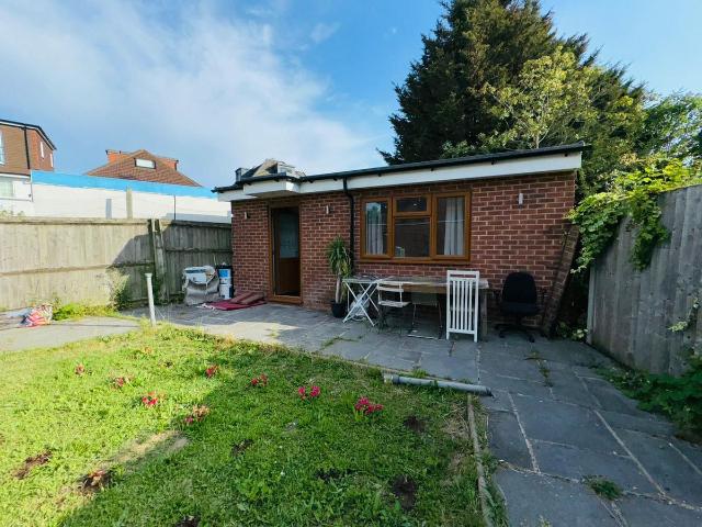 Studio for rent in Golders Green, Isle Of Man