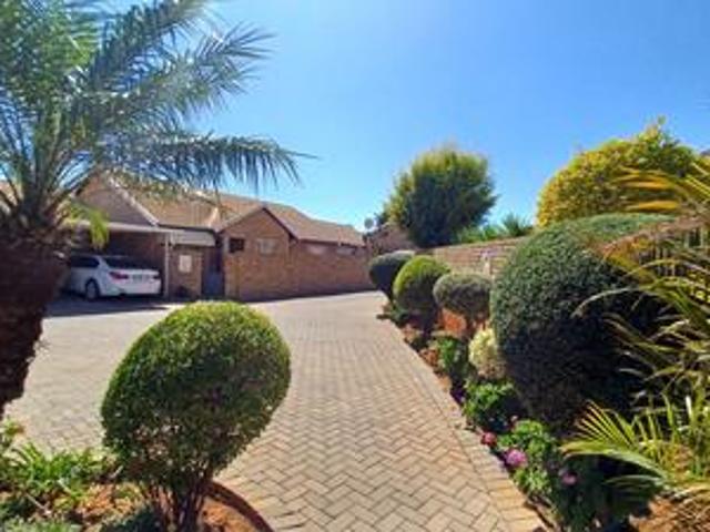 Townhouse for sale in Waterkloof, Gauteng