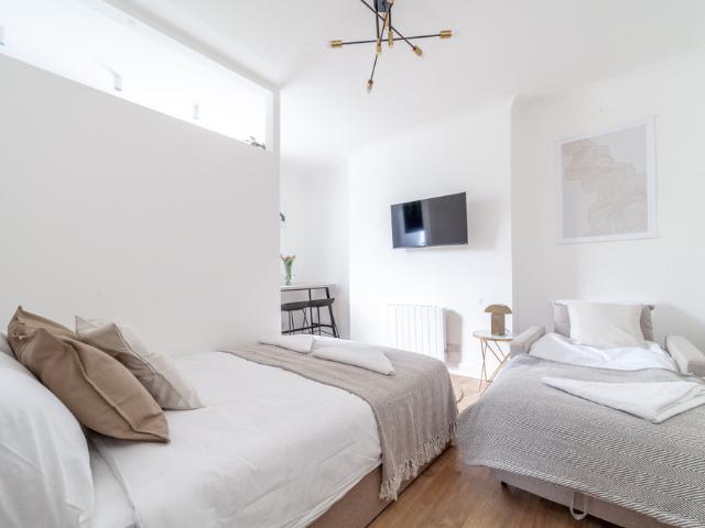 Studio for rent in Brownswood Park, Stoke Newington