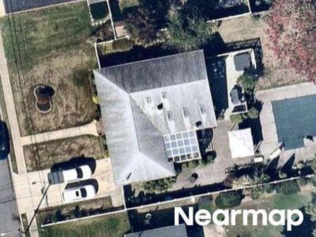 House for sale in Bay Shore, New York