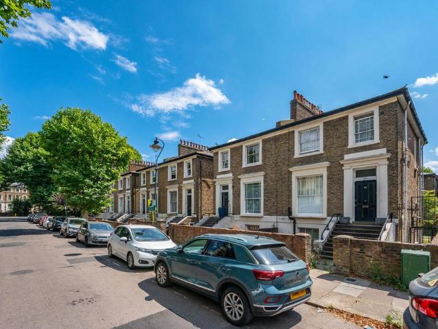House for rent in Queen's Park, Greater London