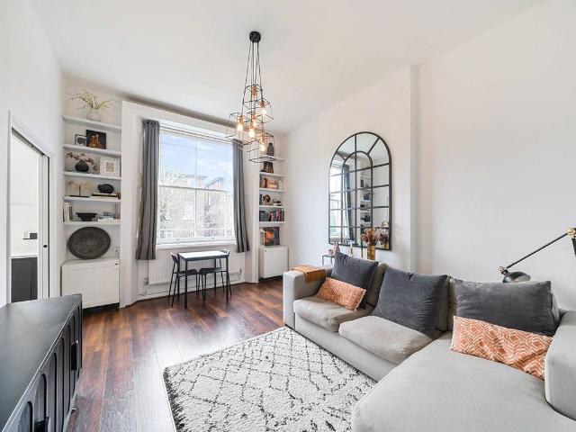 Apartment for rent in Queen's Park, Greater London