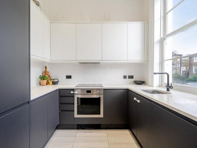 Apartment for rent in Queen's Park, Greater London
