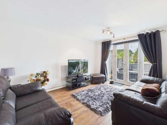 House for rent in Heol-las, Surrey