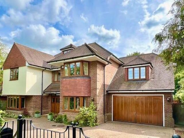 House for sale in Holtspur, Forty Green