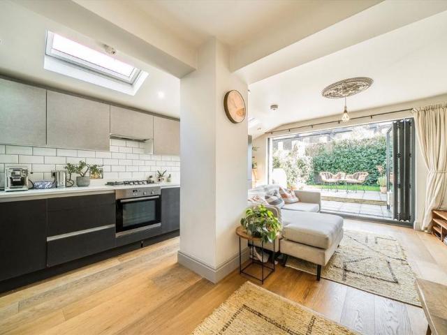 Apartment for rent in Homerton, Greater London