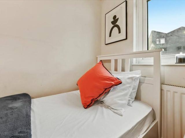 Room for rent in Maida Hill, Greater London