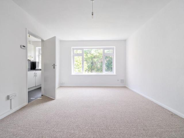 House for rent in Longlands, Frognal