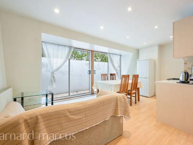 Room for rent in London Borough of Hounslow, Strand