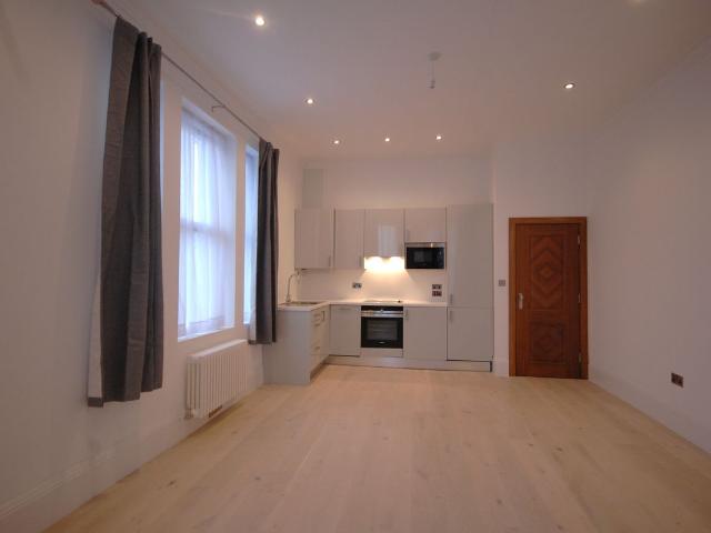 Apartment for rent in Strand-on-the-Green, Greater London