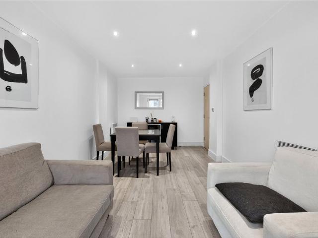 Apartment for rent in Strand-on-the-Green, Greater London