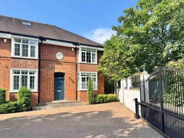 House for sale in Ascot