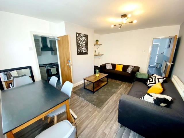 Room for rent in Lee Bank, Greater Manchester