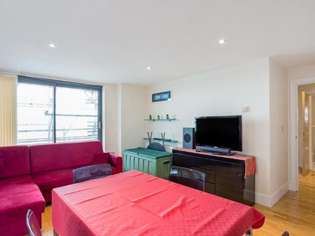 Apartment for rent in Poplar Grove, Greater London