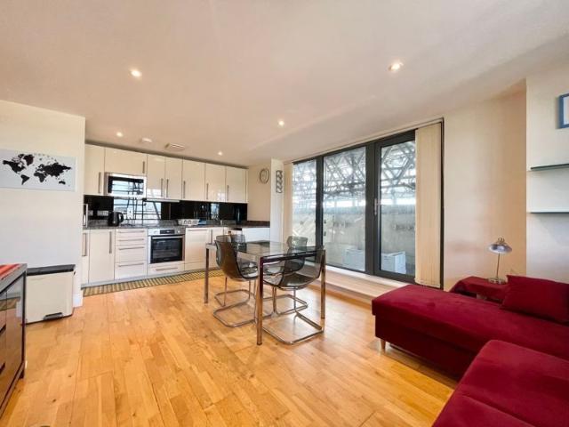Apartment for rent in Poplar Grove, Greater London
