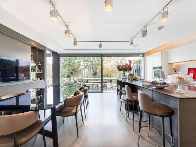 House for rent in Brondesbury, Greater London