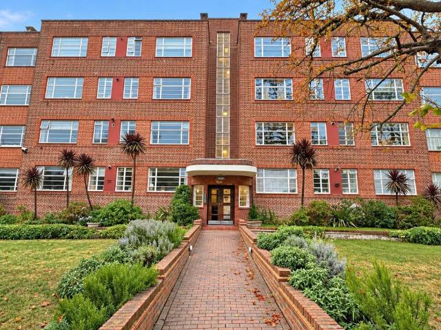 Apartment for rent in Brondesbury Park, Greater London