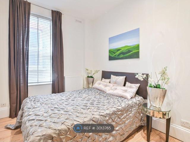 Apartment for rent in Brondesbury Park, Greater London