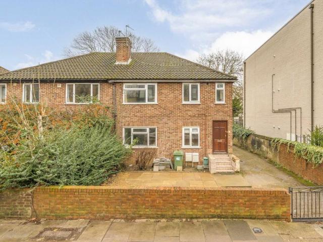 Apartment for rent in Brondesbury, Greater London