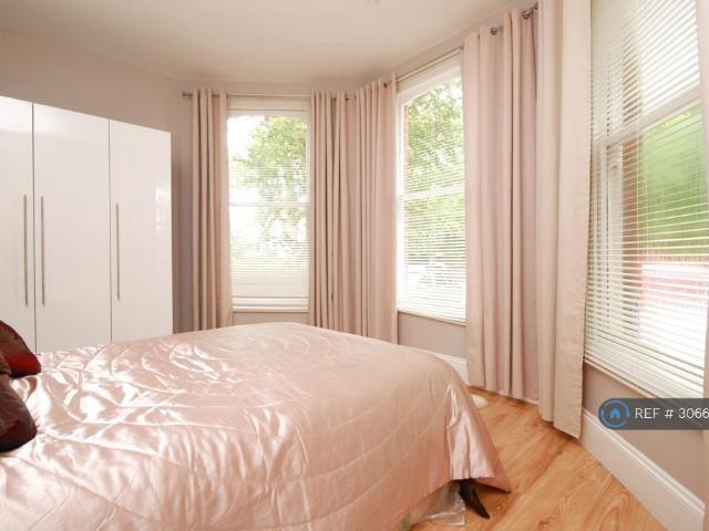 Apartment for rent in Brondesbury Park, Greater London