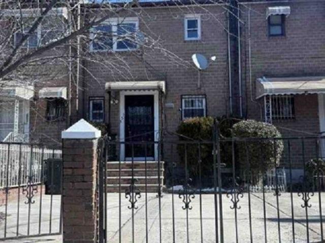 Townhouse for sale in Arverne, New York