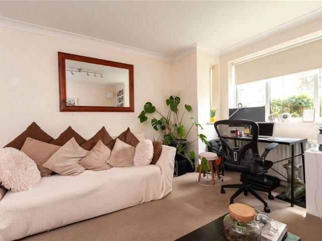 Apartment for rent in Whitton, Greater London
