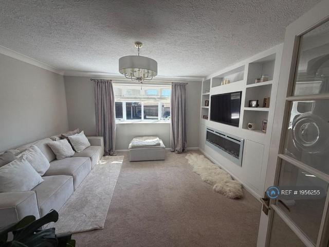 Apartment for rent in Little Common, Heathlands