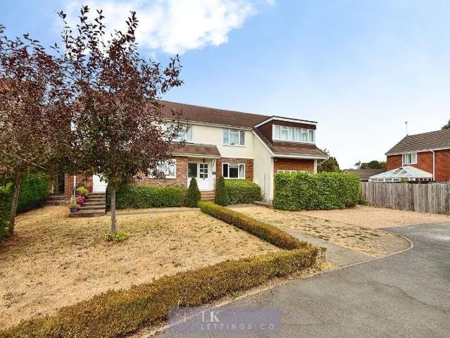 Apartment for rent in The Crescent, Farnborough
