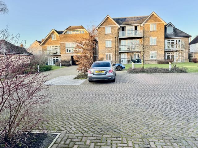 Apartment for rent in Row Town, Surrey