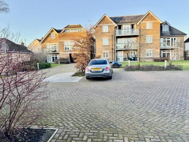 Apartment for rent in Row Town, Surrey