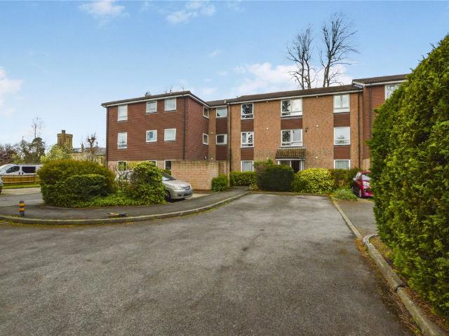Apartment for rent in Row Town, Surrey