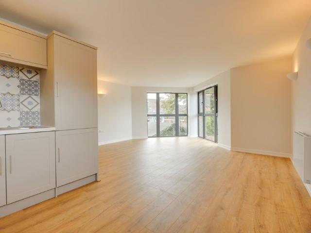 Apartment for rent in Perryfields, West Sussex